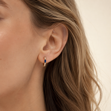 Pendientes Huggie de baguette (Zafiro azul)