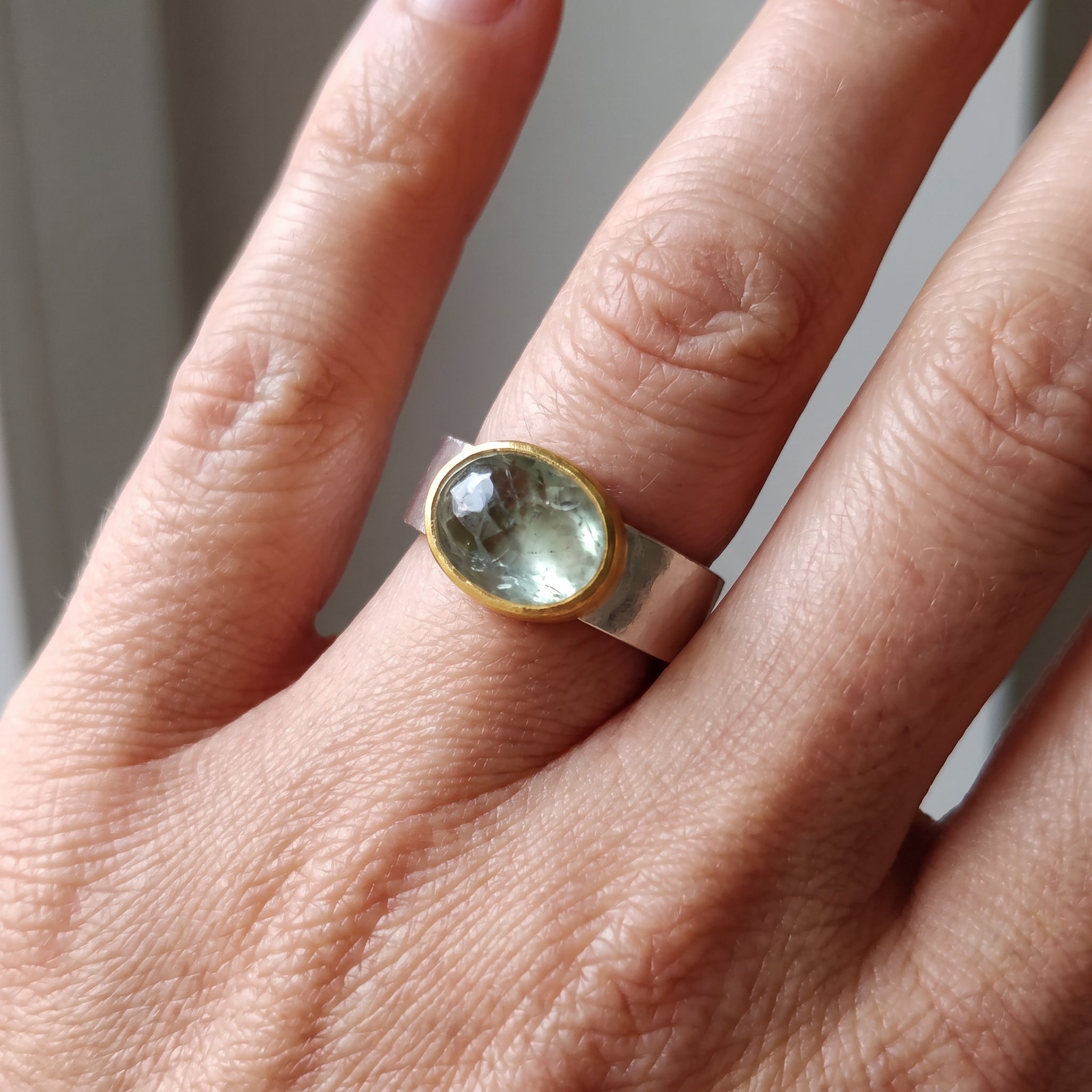 Selma – Anillo vintage con piedra verde redonda