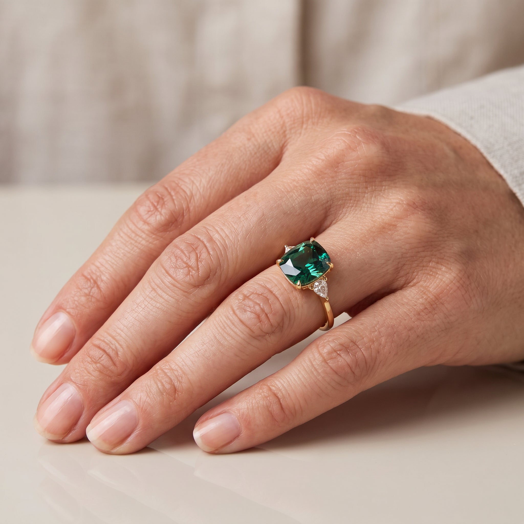 Aveline – Anillo de esmeralda cuadrado y elegante verde