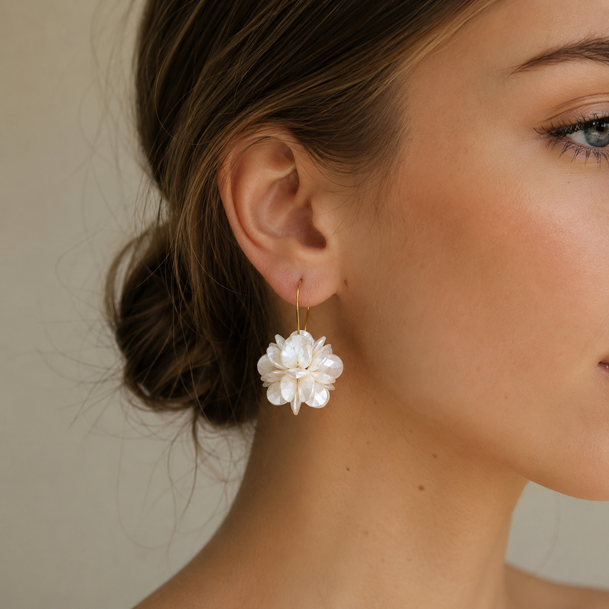 Florina – Pendientes de flores blancas con encanto natural