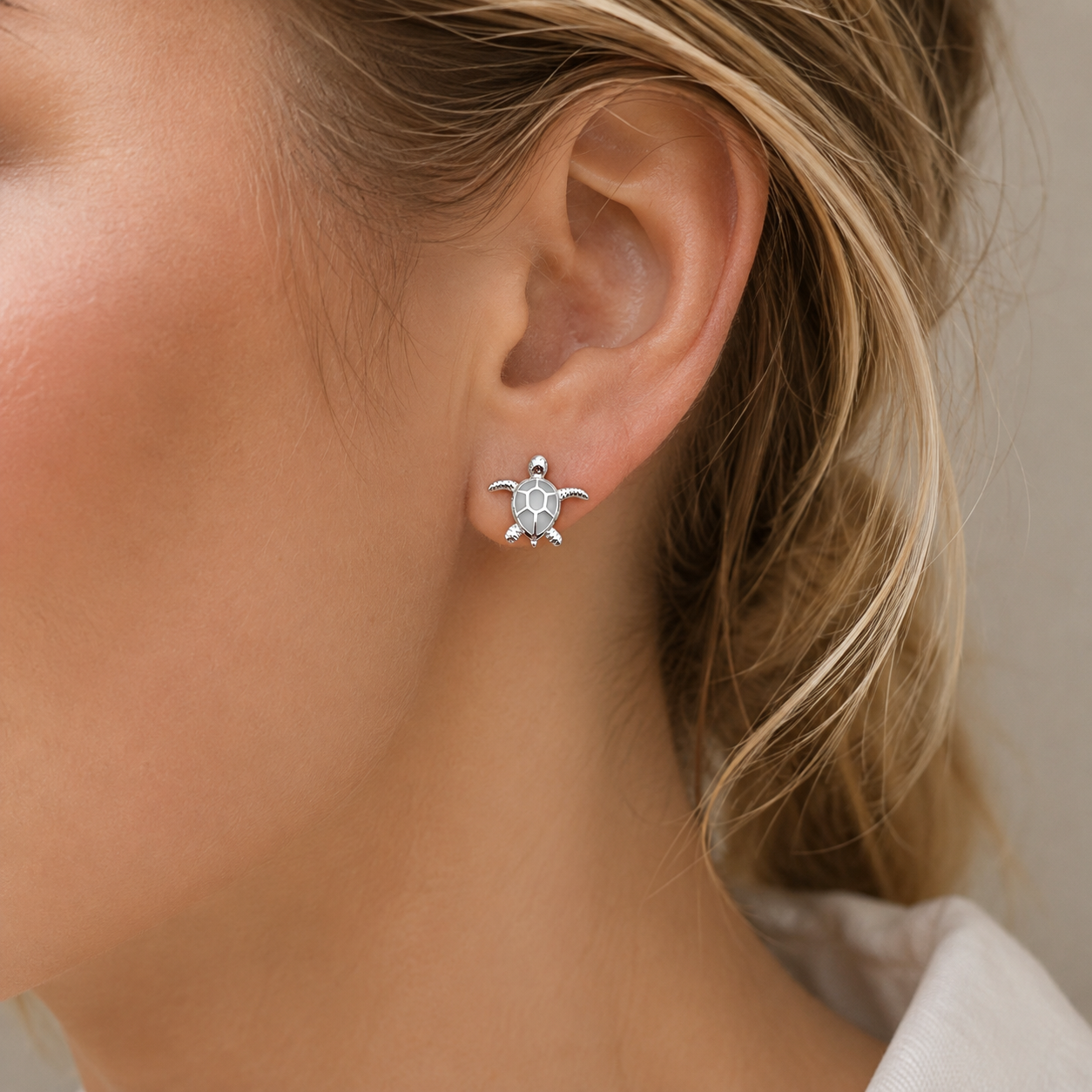 Marina – Ohrringe con tortuga marina de plata con opal