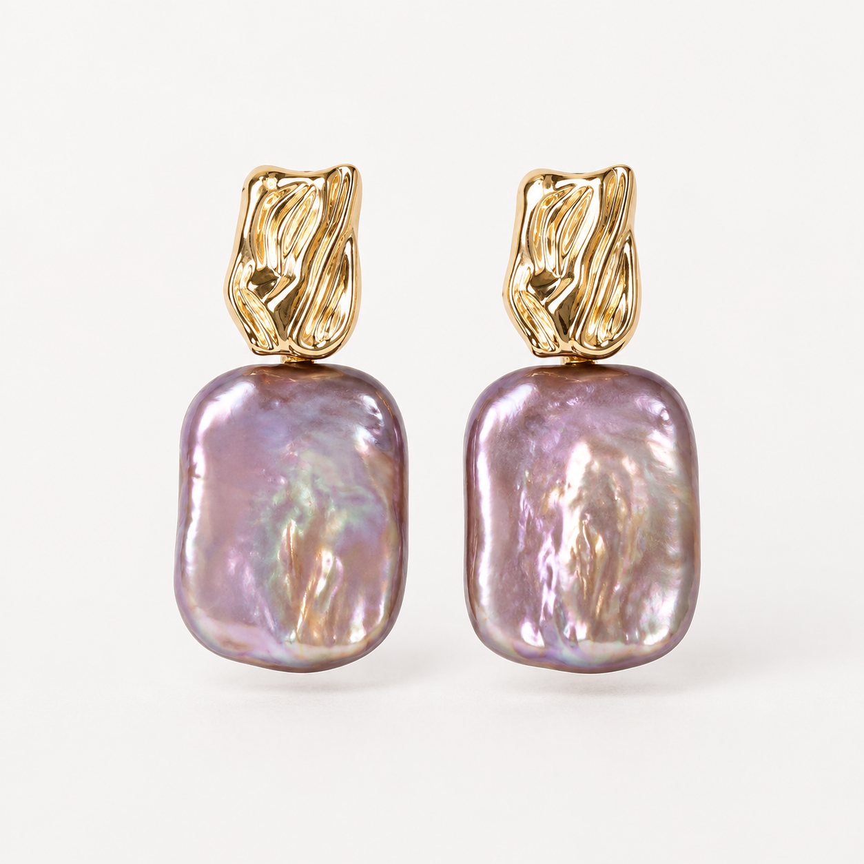 Aiah – Pendientes dorados con elegantes perlas barrocas