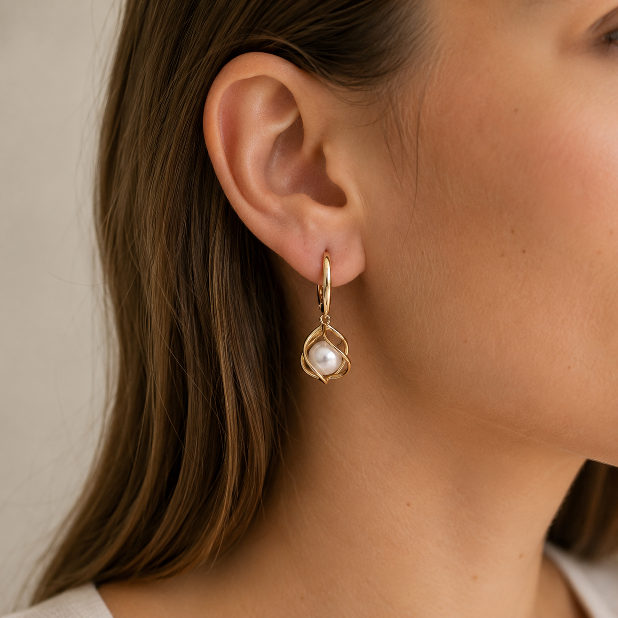 Lyanna – Pendientes de perlas doradas con suave brillo