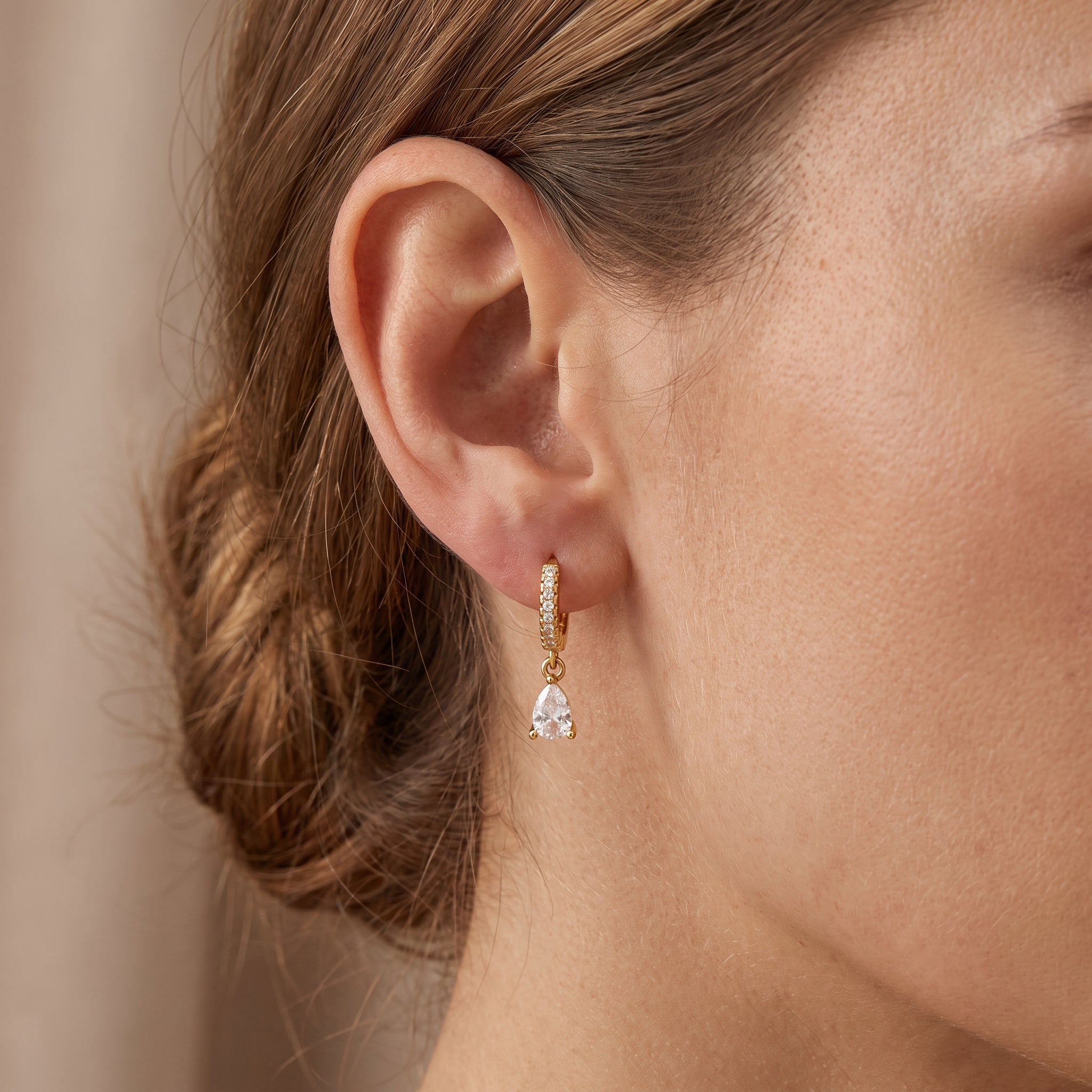 Aros de Oro con CZ de Marfil Blanco
