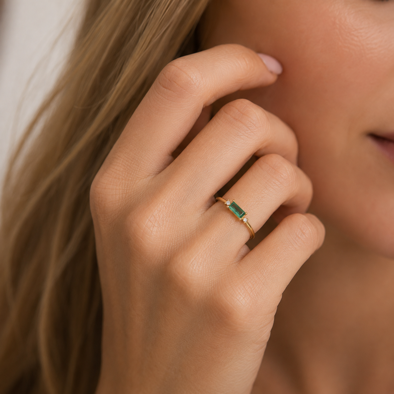 Fen - Anillo de baguette suave con zirconia verde