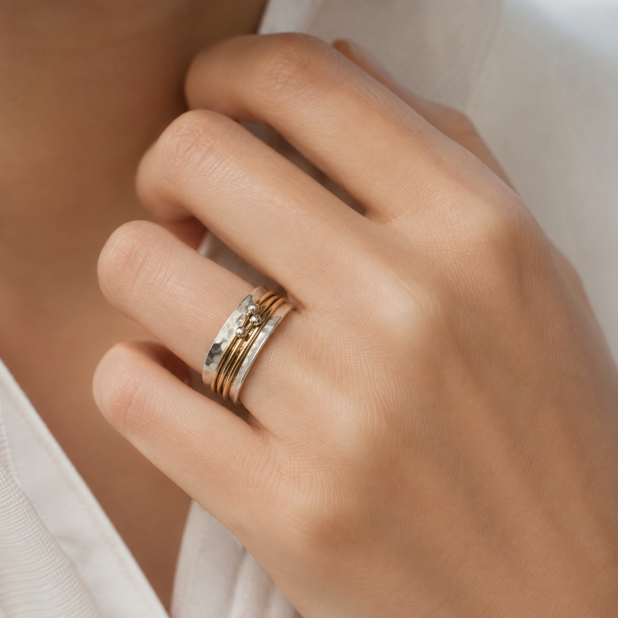Gracia brillante – Anillo vintage de oro y plata con superficie radiante