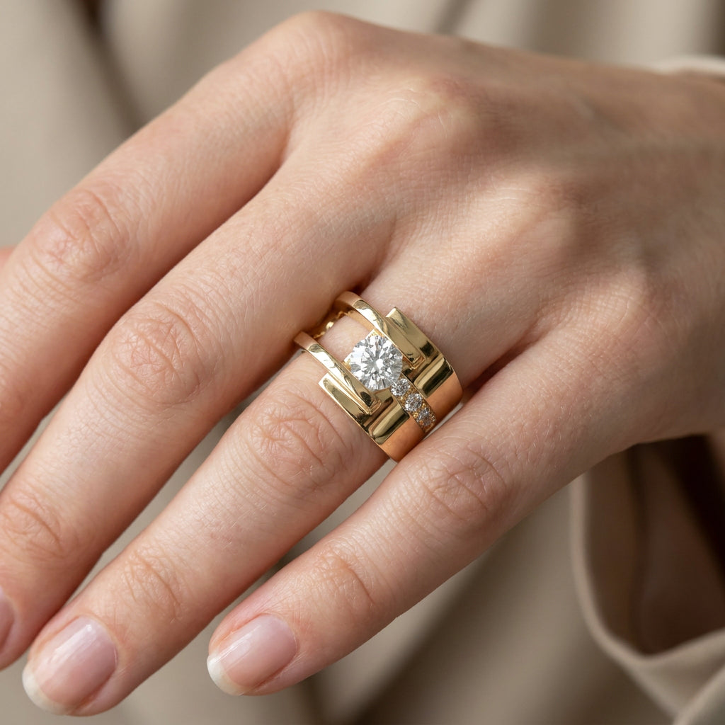 Lyra – Anillo vintage de oro con circonita irregular
