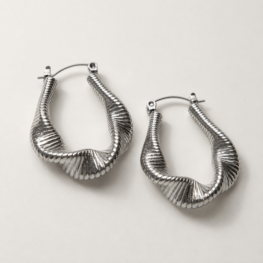 Lyra - Aros de plata con ondas fluidas