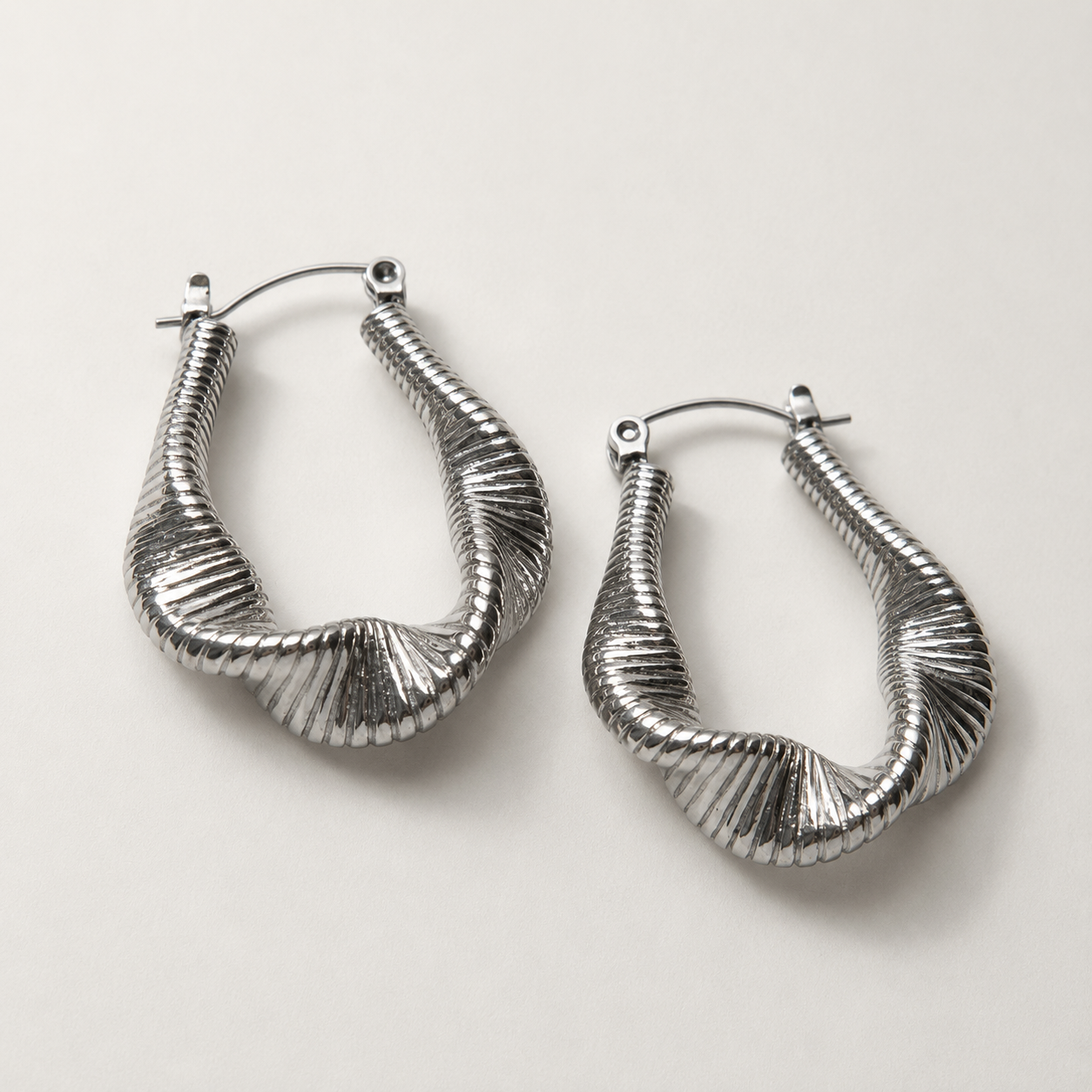 Lyra - Aros de plata con ondas fluidas