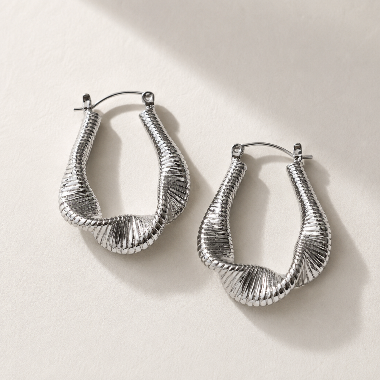 Lyra - Aros de plata con ondas fluidas