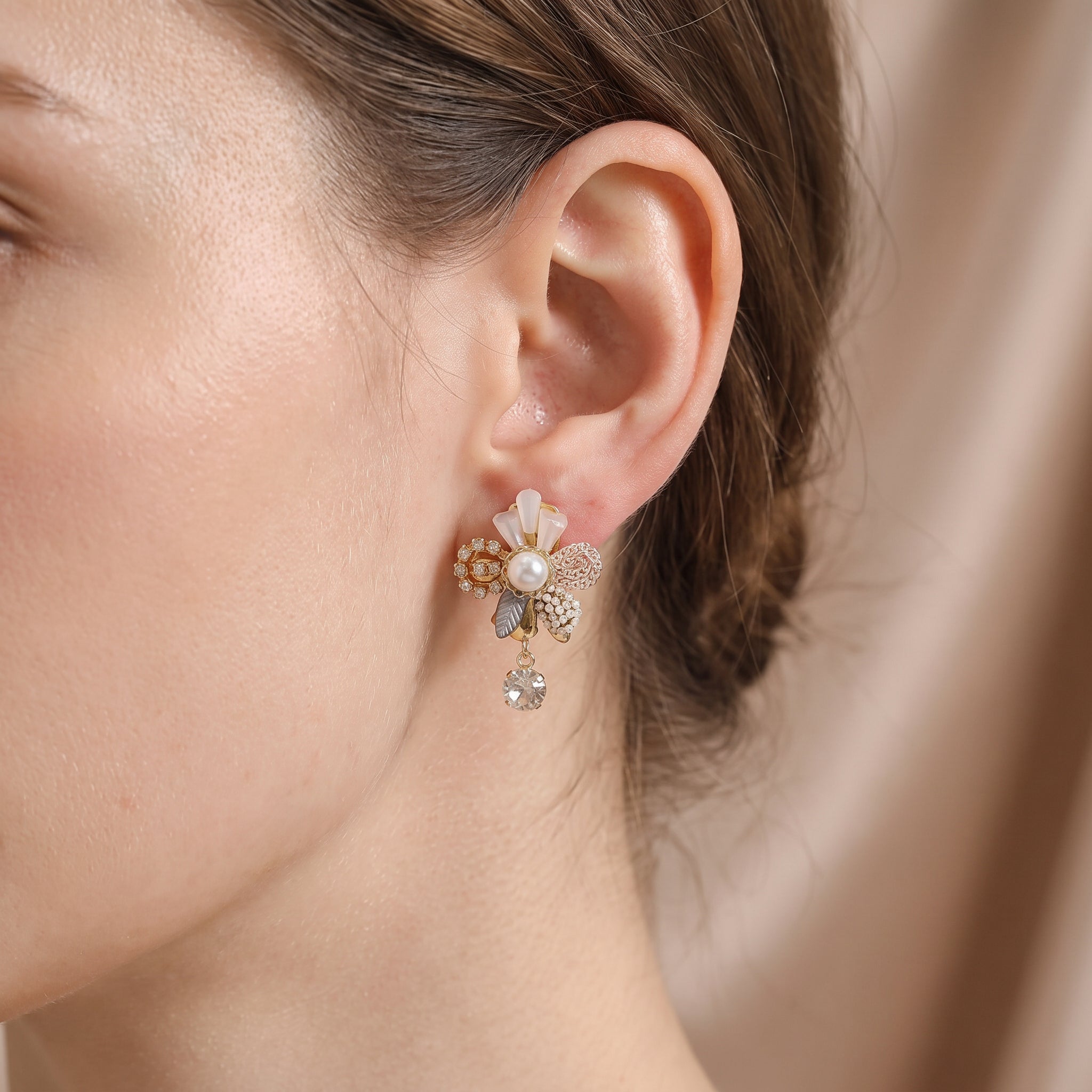 Pendientes de flores de perlas y borlas de cristal