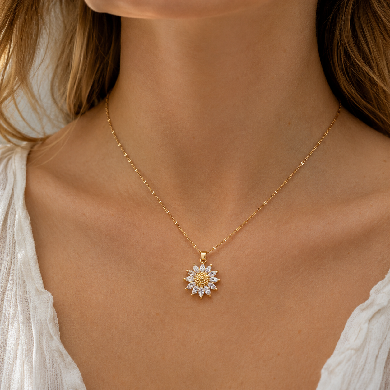 Jennie – Collar de Girasol de Cristal y Acabado Dorado