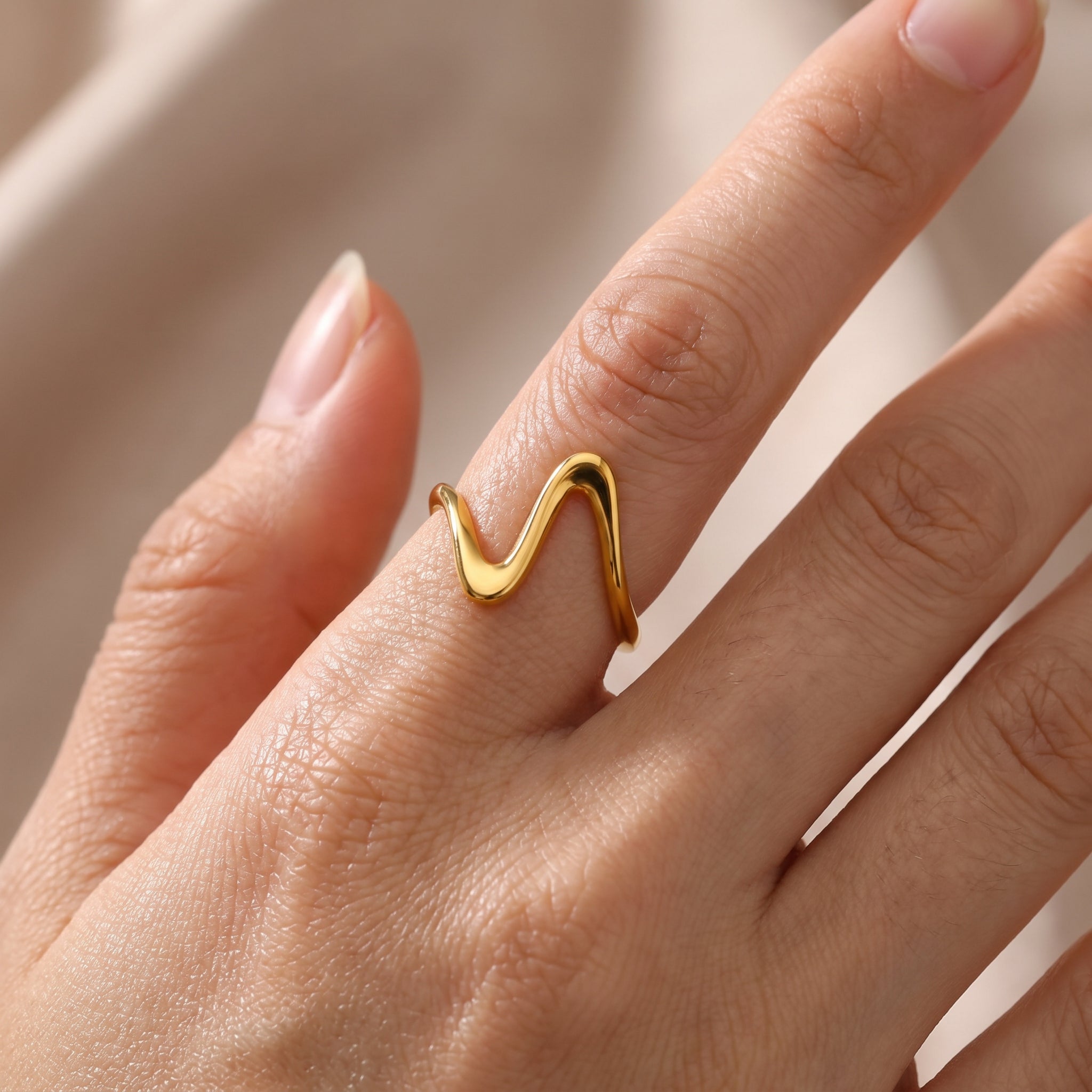 Rea – Anillo de Manchera Ajustable en Estilo Moderno