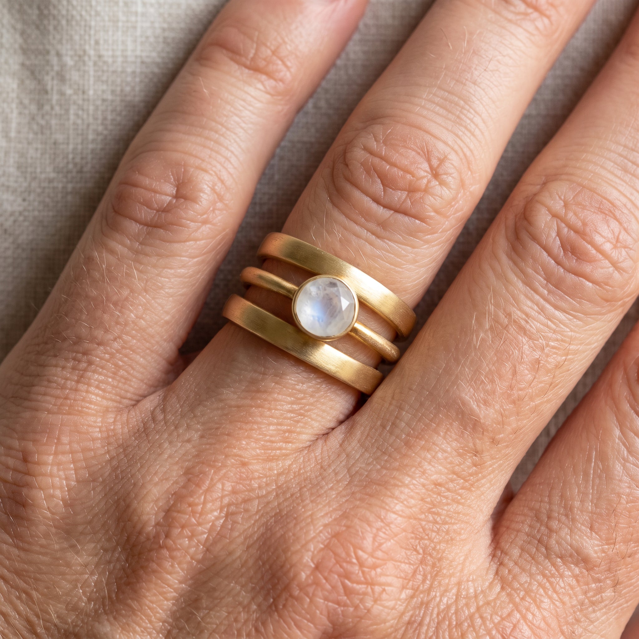 Jaira – Anillo Vintage de Oro con Piedra de Luna Integrada