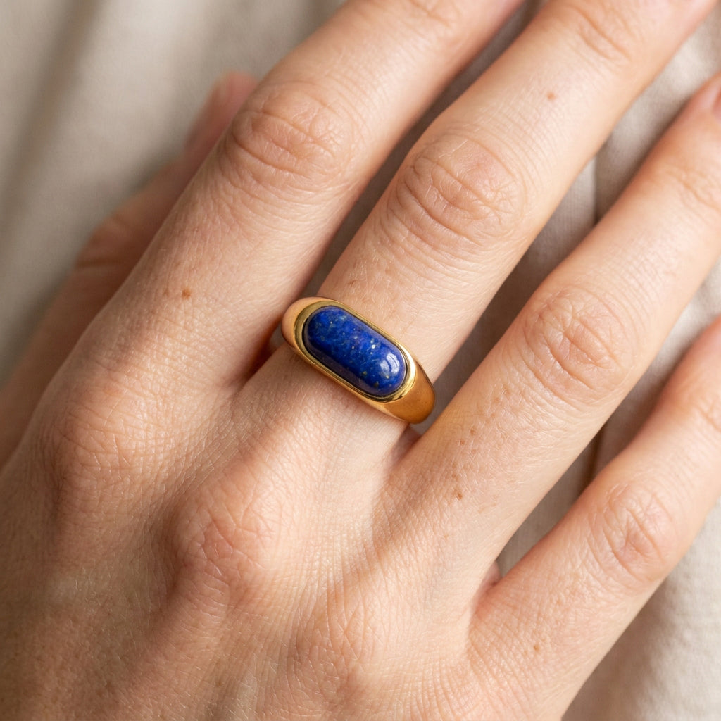 Aria - Anillo de oro liso con piedra azul