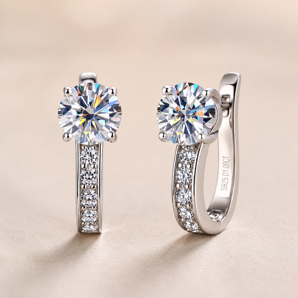Nathalie – Pendientes Huggie de Moissanita en oro de 18K
