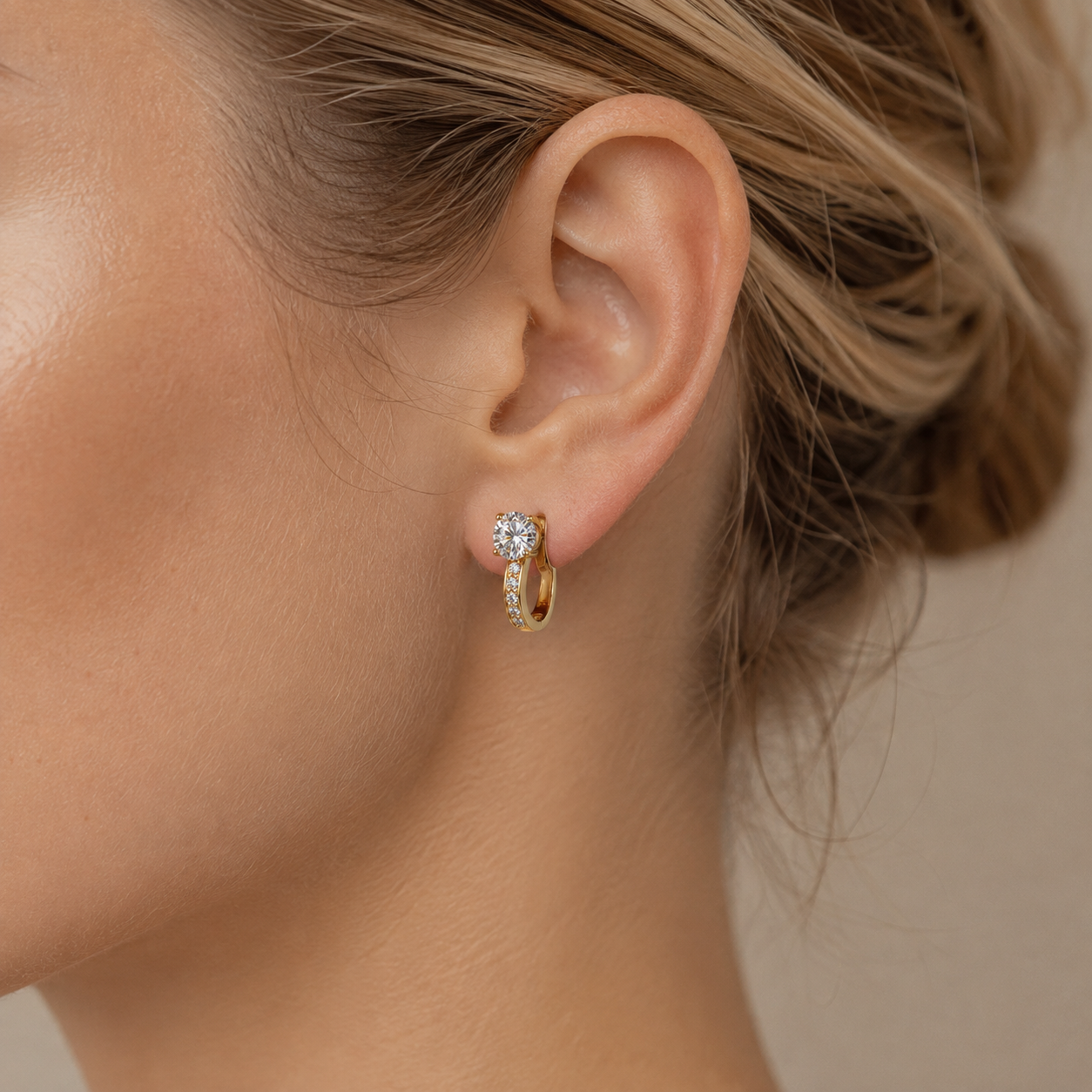 Nathalie – Pendientes Huggie de Moissanita en oro de 18K