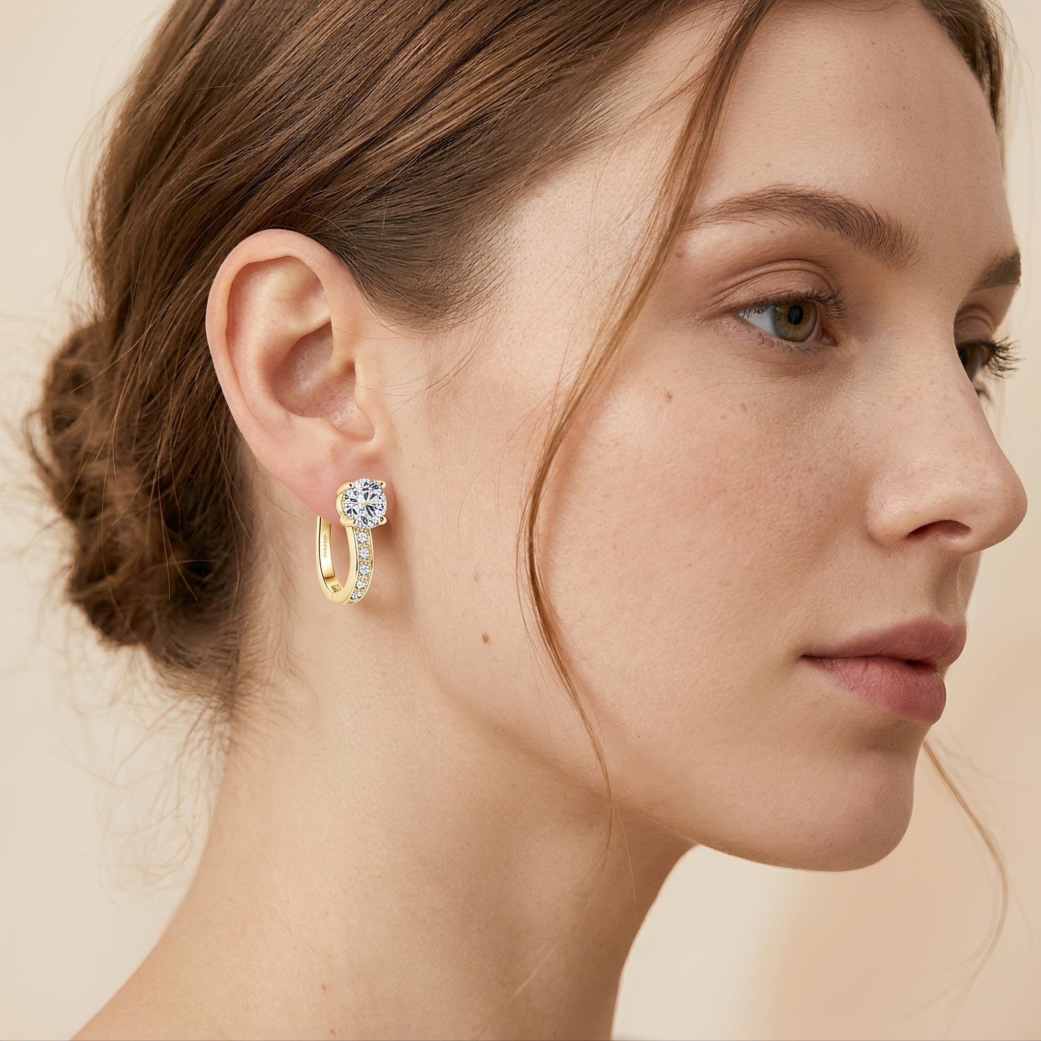 Nathalie – Pendientes Huggie de Moissanita en oro de 18K