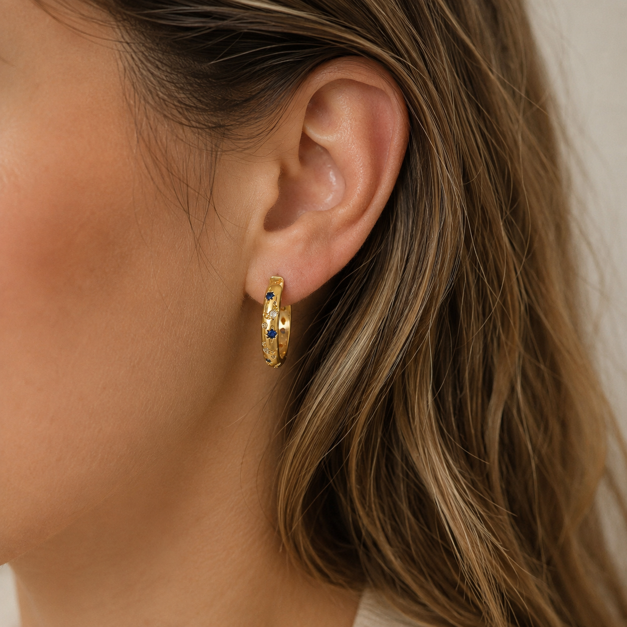Maelis – Aros vintage dorados con circonita azul