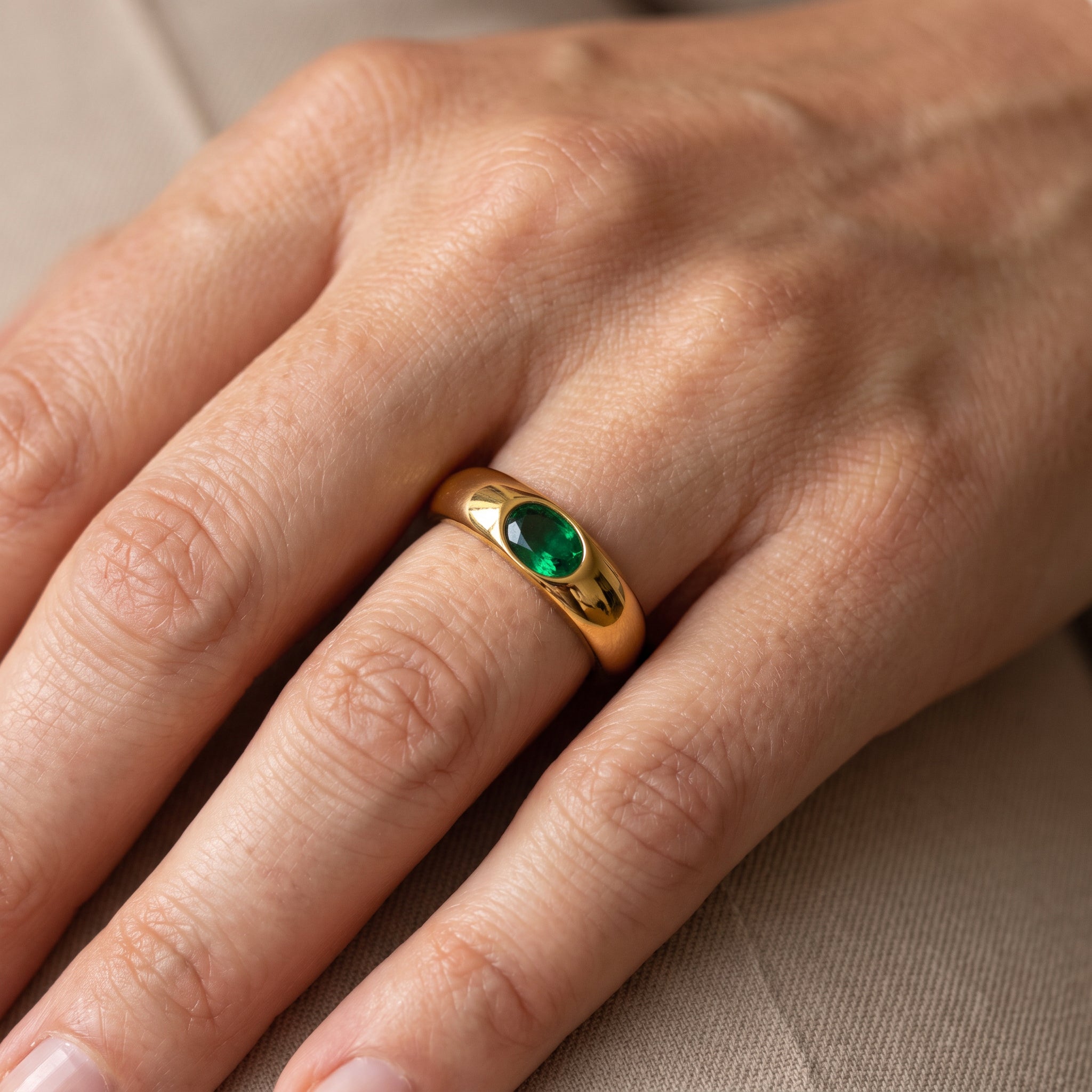 Anillo de oro con gema de esmeralda