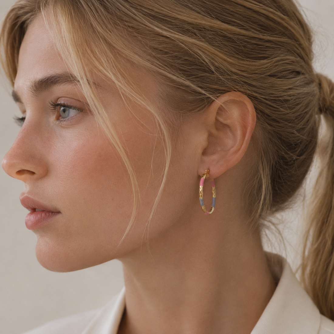 Delphine – Pendientes Dorados Vintage con Colores