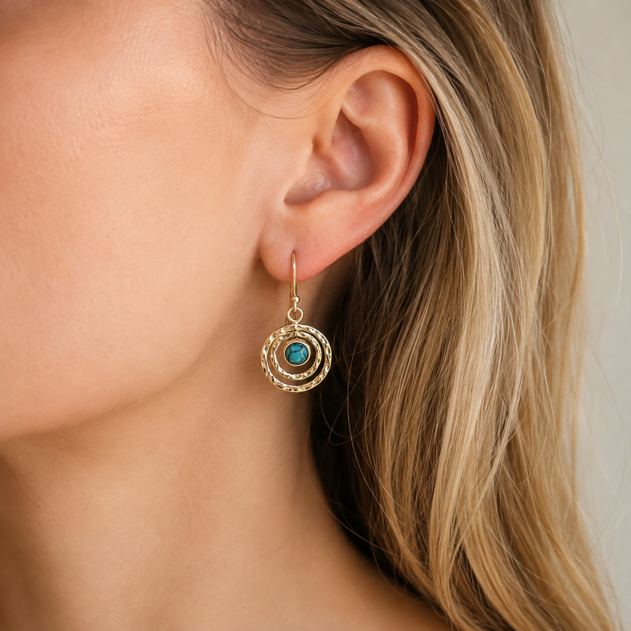 Nayah – Pendientes Boho Saturno con piedra turquesa, acabado en plata y oro