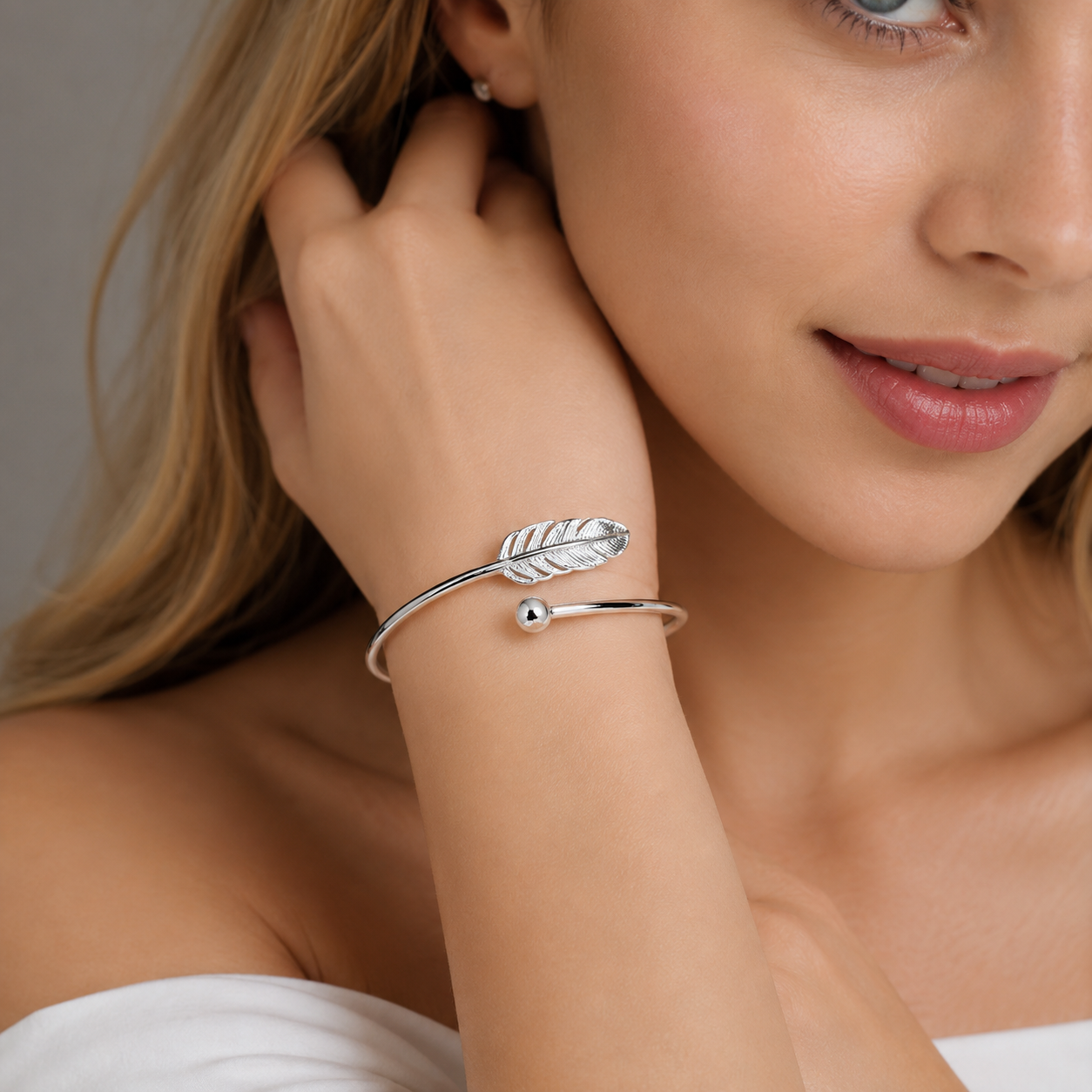 Brazalete de pluma plateado - Pulsera de pluma