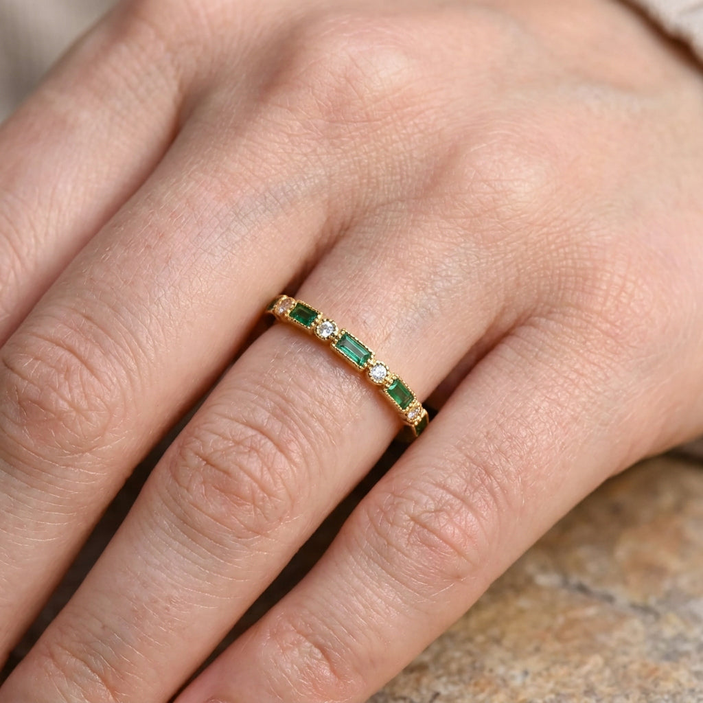 Sana – Anillo vintage dorado con circonita verde engastada