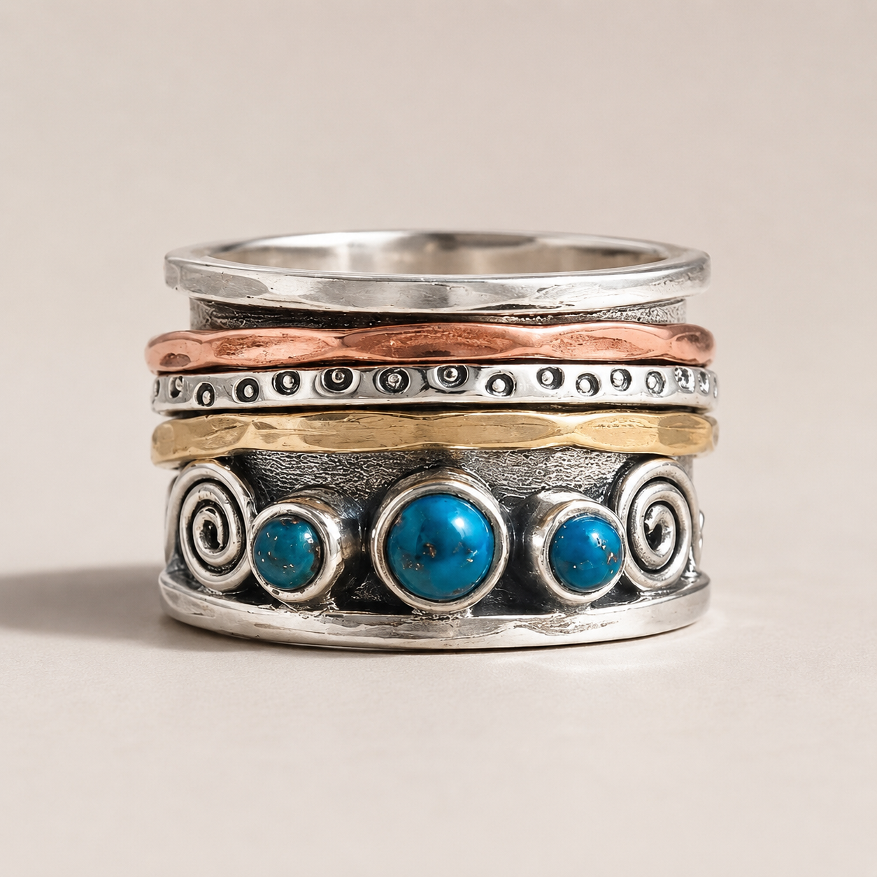 Kaia – Anillo de meditación bohemio con zafiro