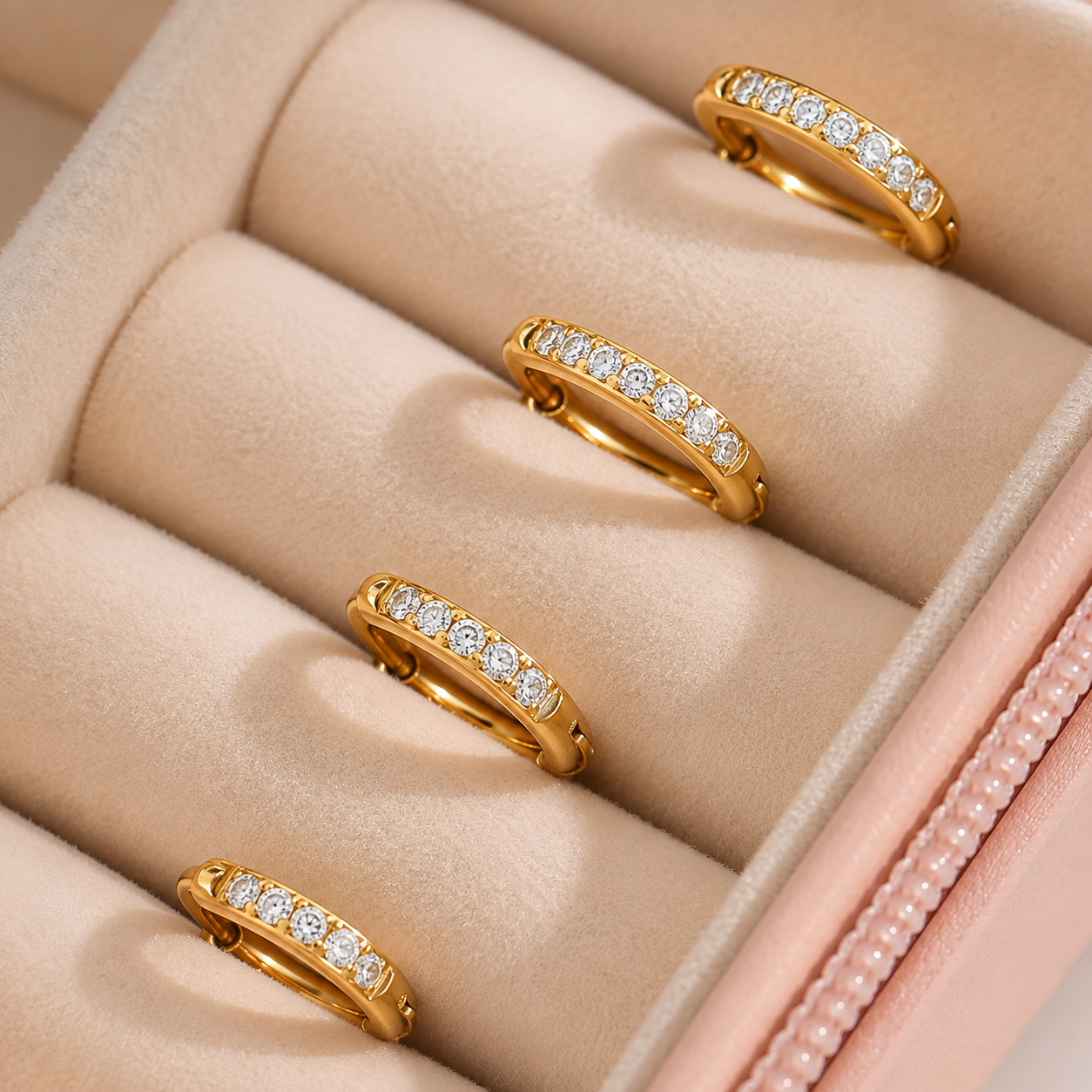 Jane – Aros huggie con circonitas en oro