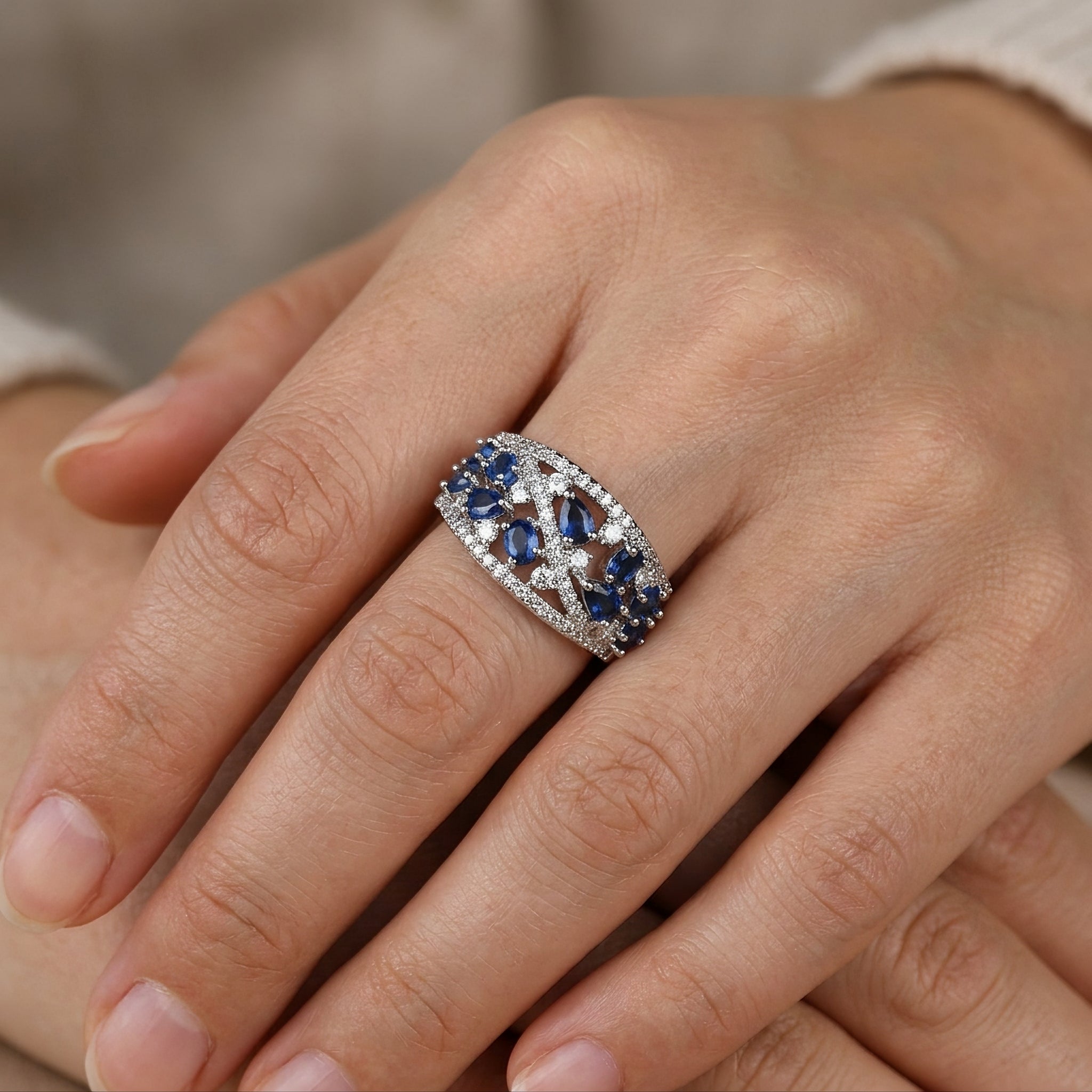 Julie – Anillo vintage con zirconia azul y detalle dorado