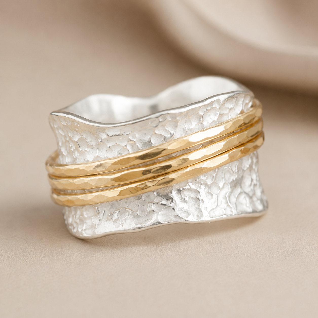 Bianca - Anillo giratorio atemporal de oro y plata