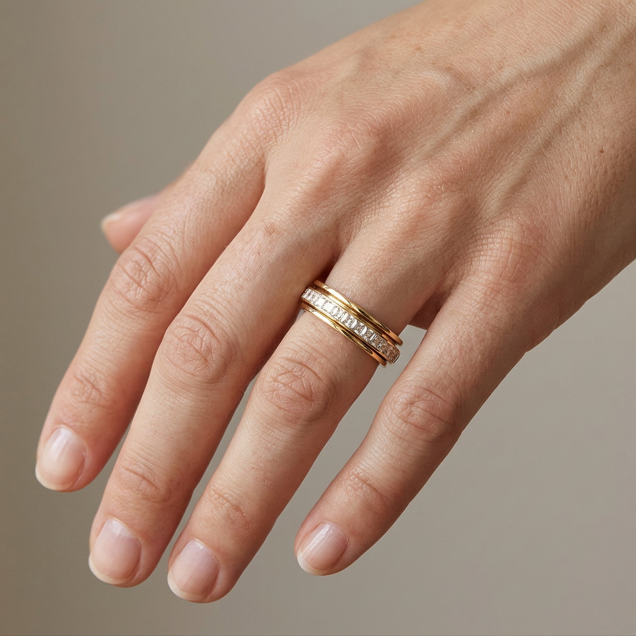 Alessia – Anillo giratorio fidget con acento de cristal