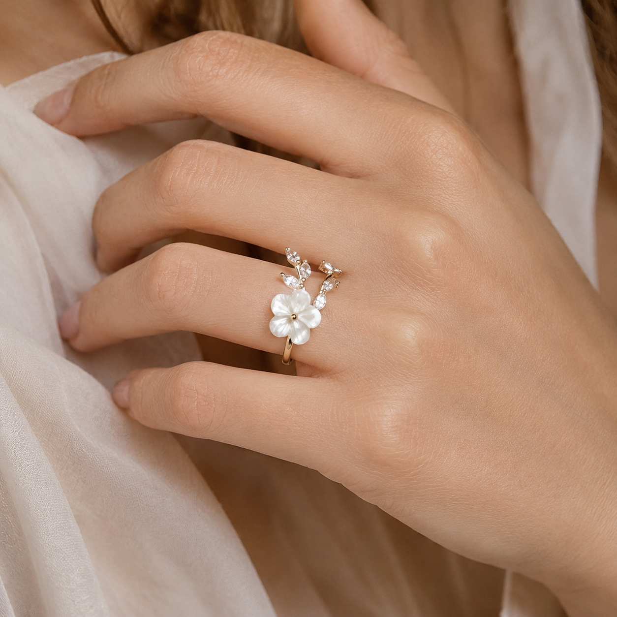 Mayla – Anillo floral con flores blancas y circonitas