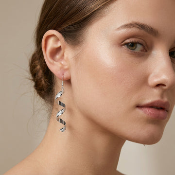 Jia – Pendientes espirales de plata brillantes