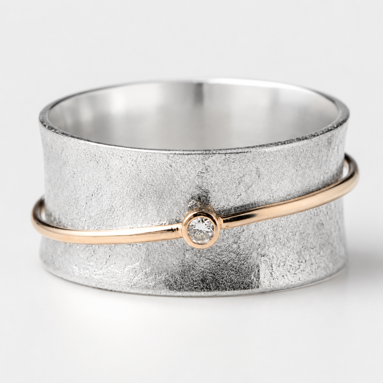 Eloise – Anillo de plata con línea vintage dorada y circonitas