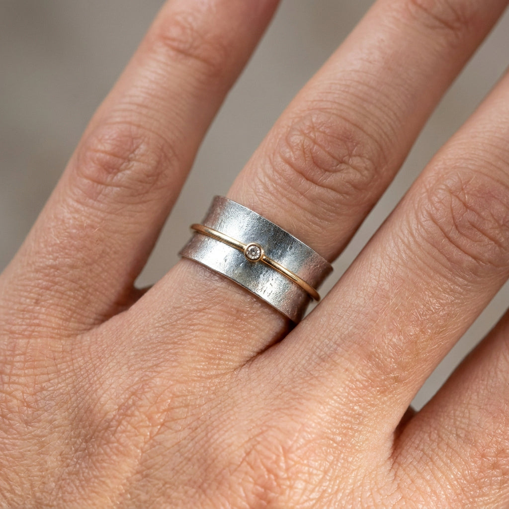 Eloise – Anillo de plata con línea vintage dorada y circonitas