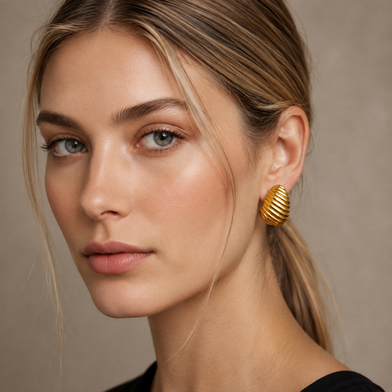 Alice – Pendientes elegantes chapados en oro
