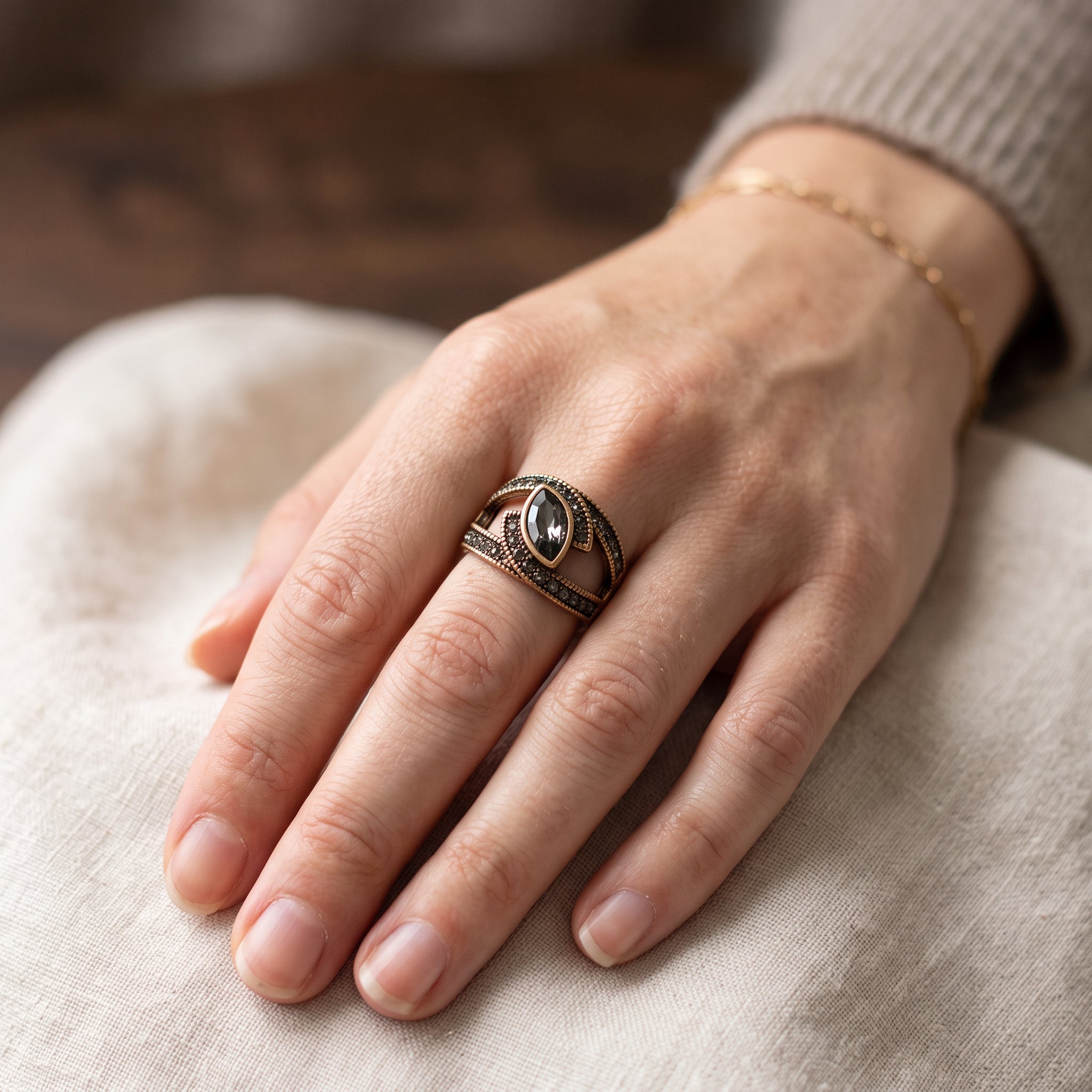 Amena – Anillo Elegante de Cristal Negro