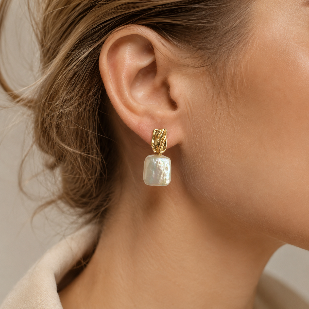 Aiah – Pendientes dorados con elegantes perlas barrocas