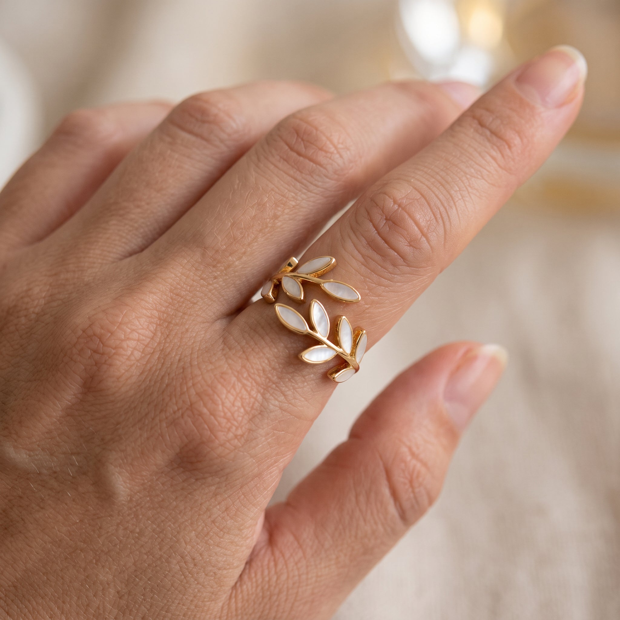 Auriane – anillo dorado hoja y ópalo blanco