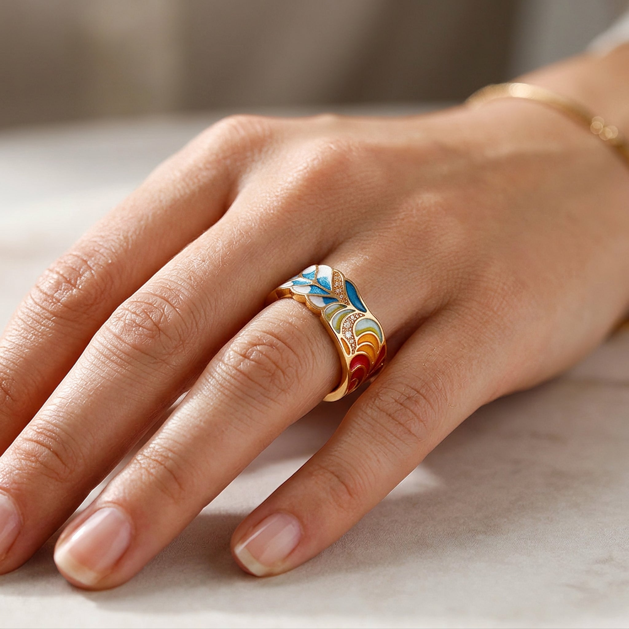 Margaux – anillo de motivo dorado cerámica azul y blanca