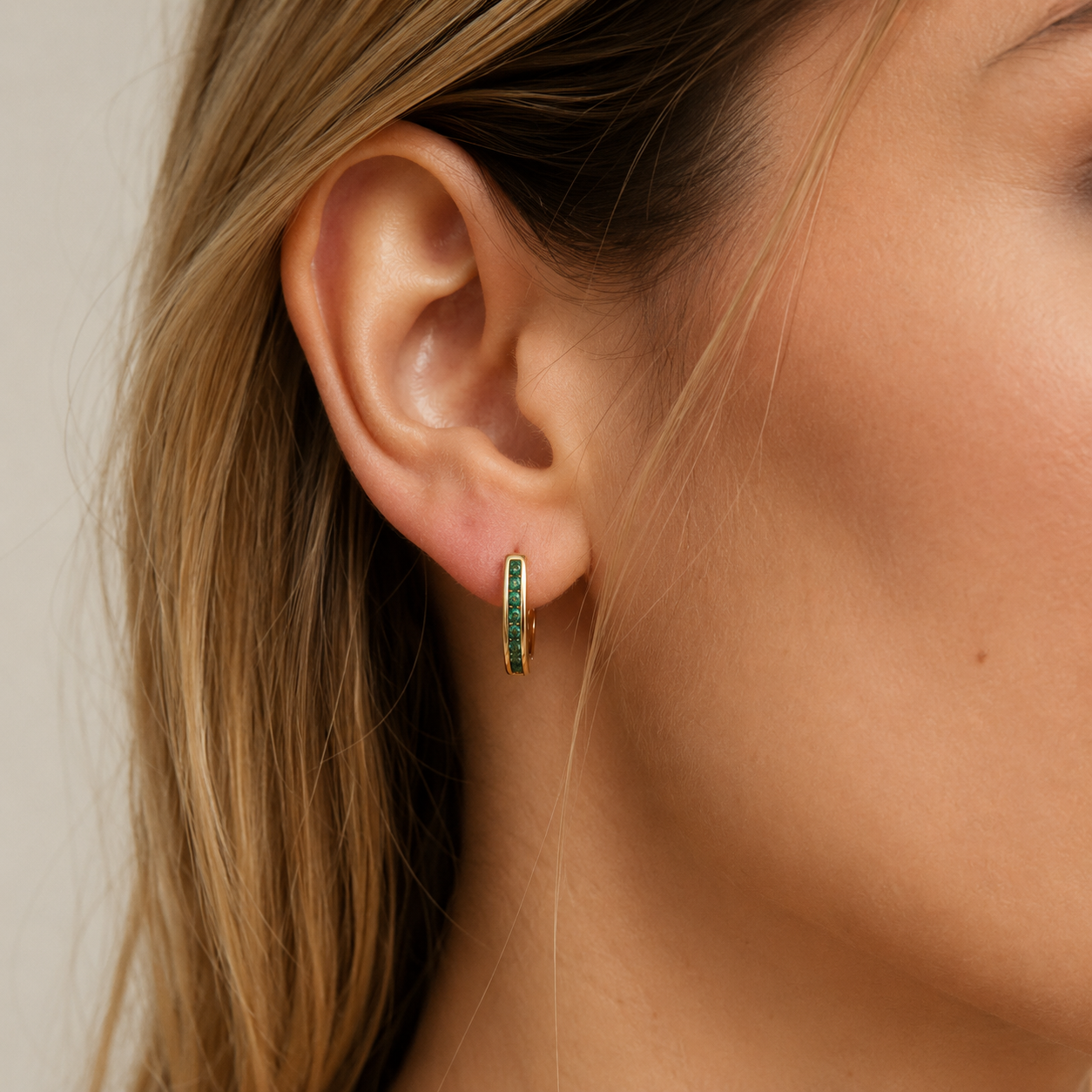 Christine – Pendientes dorados de esmeralda y diamante