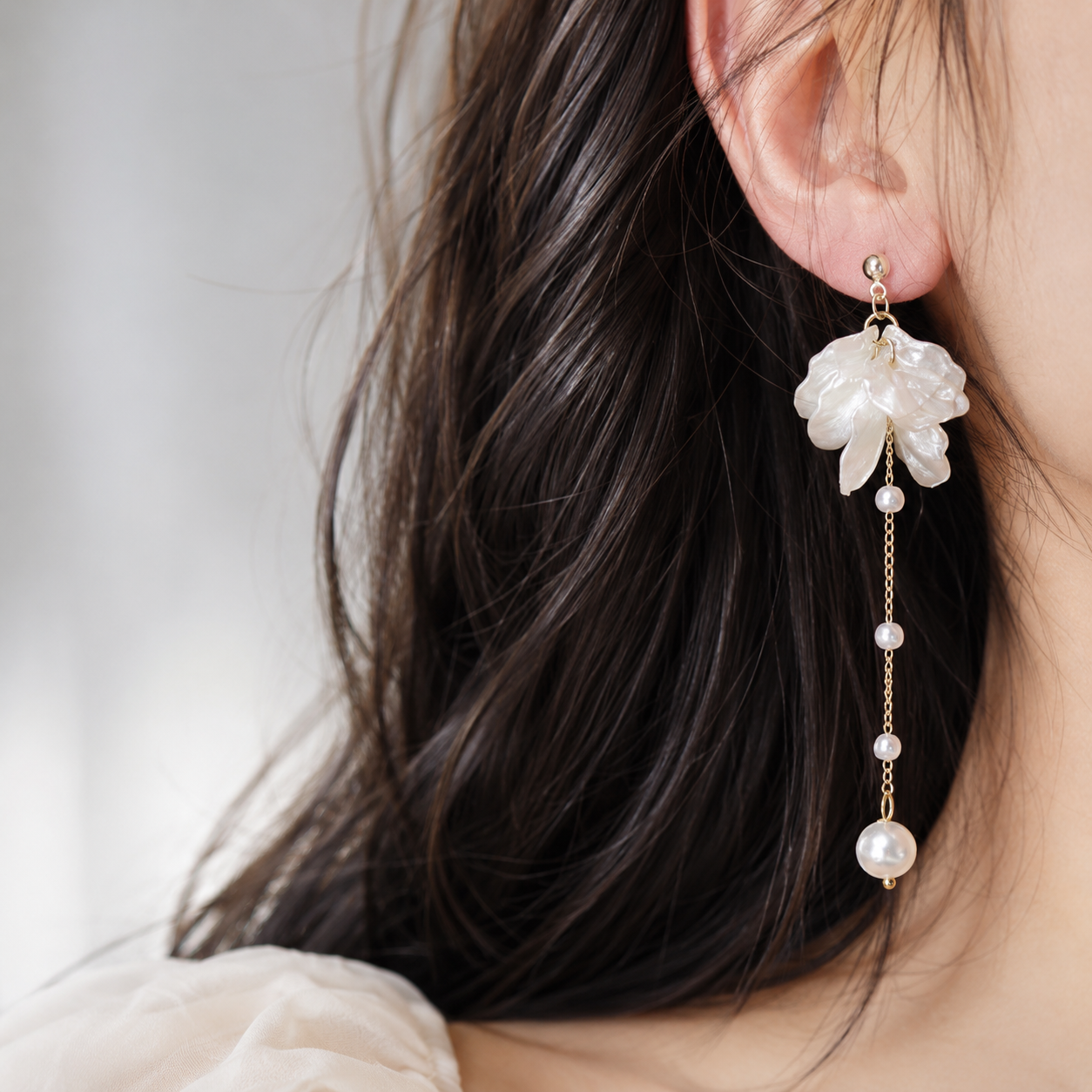 Rhia – Pendientes de pétalos de flores de hadas con perla y borlas