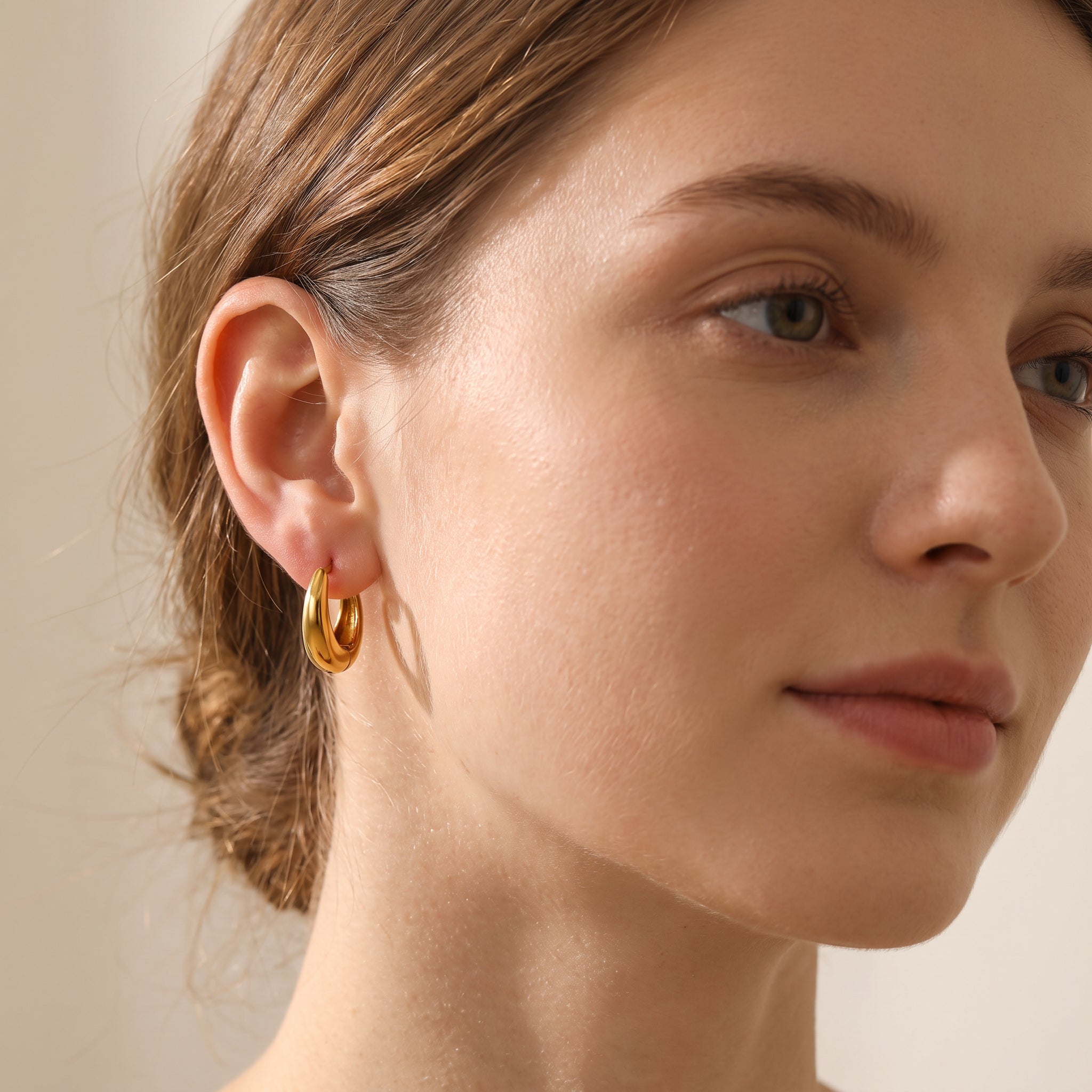 Iris – Aros geométricos huggie de oro