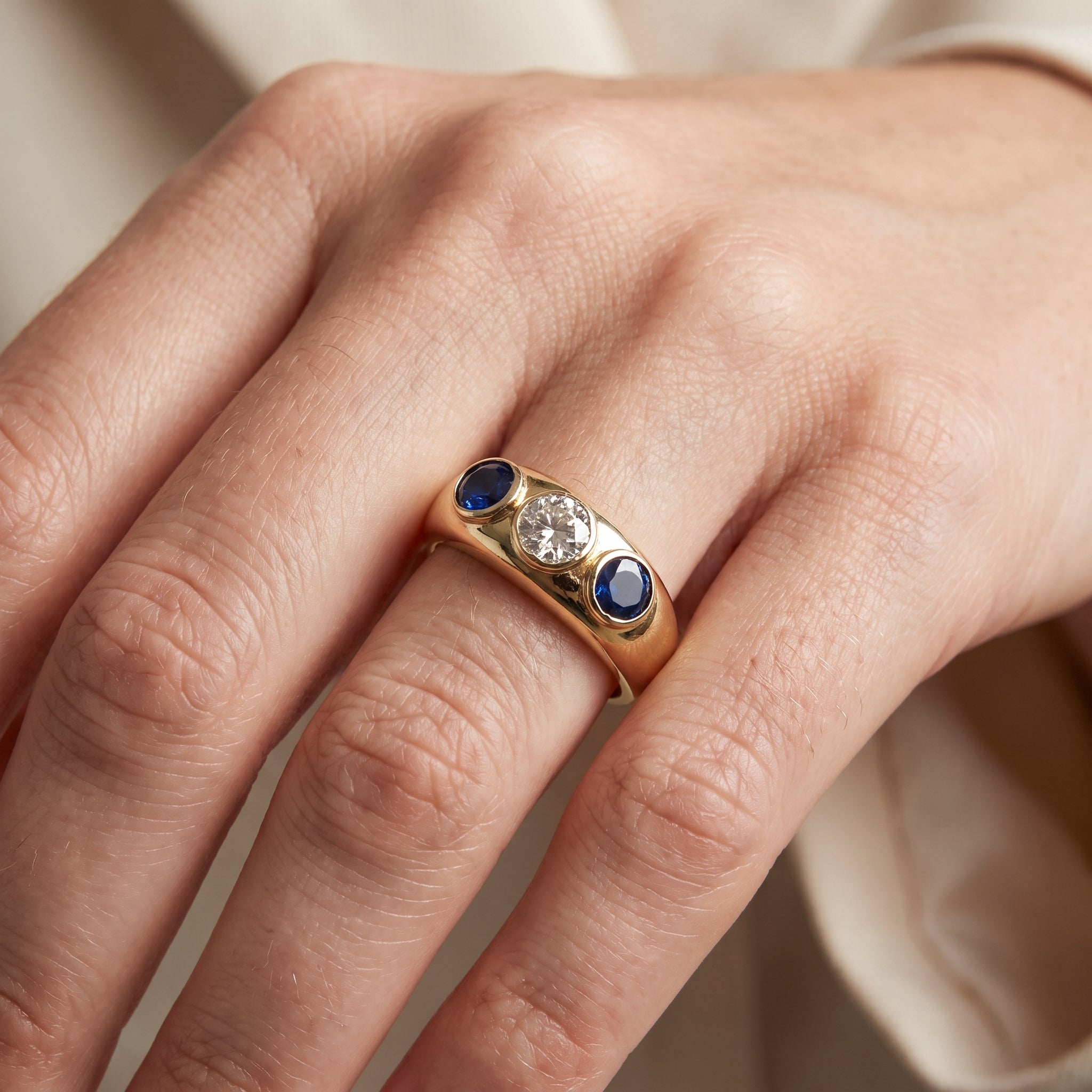 Oceane – Anillo vintage dorado con cristal azul y circonitas