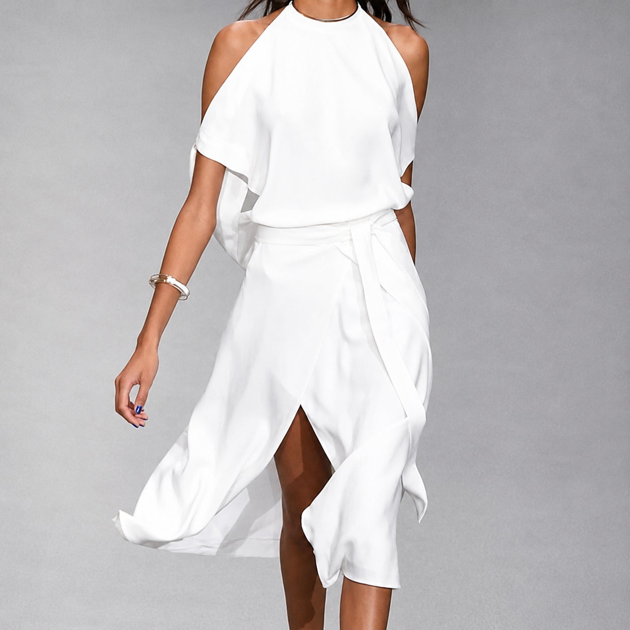 Madonnah - Un vestido aireado con cortes elegantes en los hombros