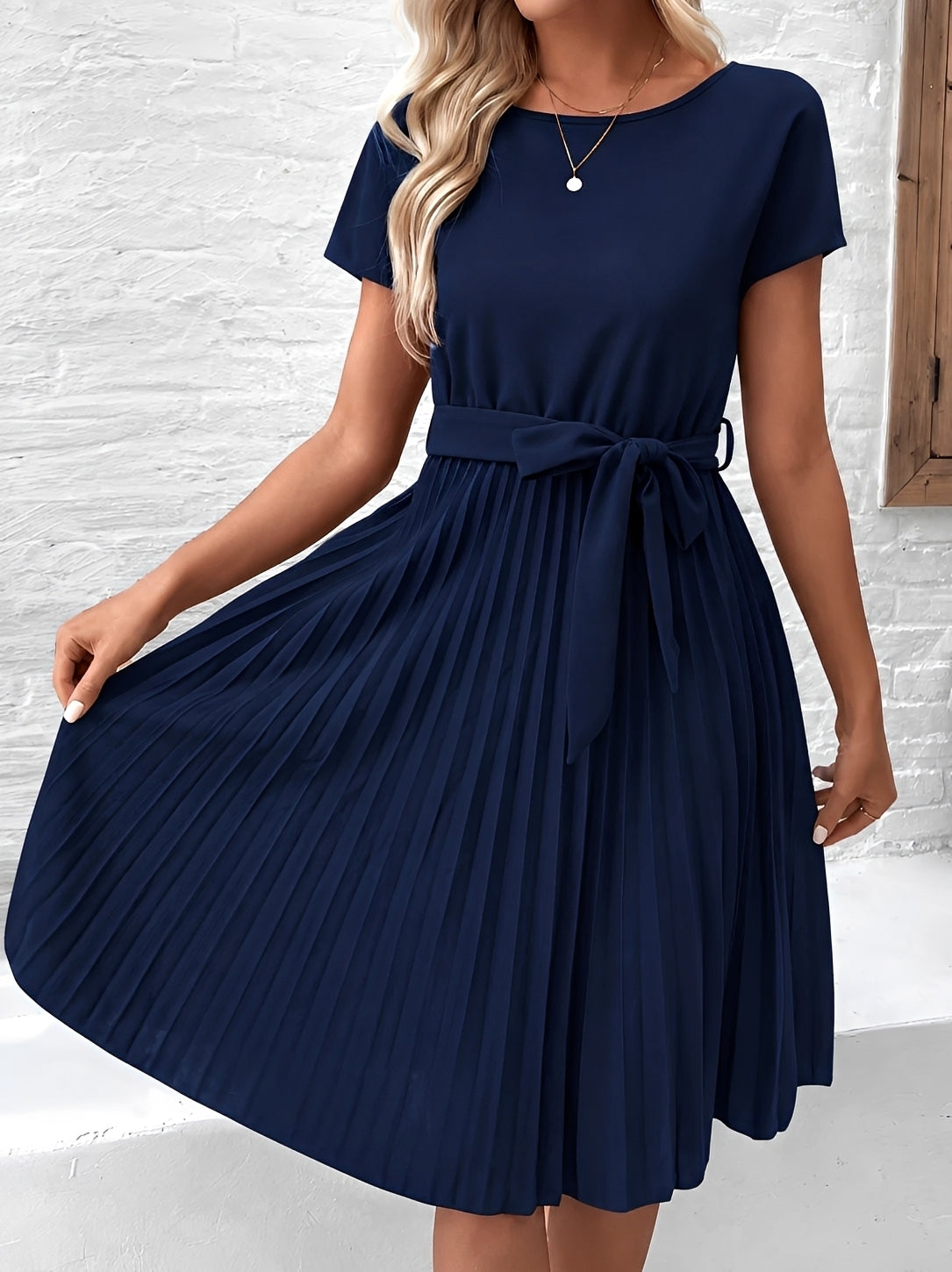 Meza - Vestido Midi Plisado con Cinturón y Manga Corta