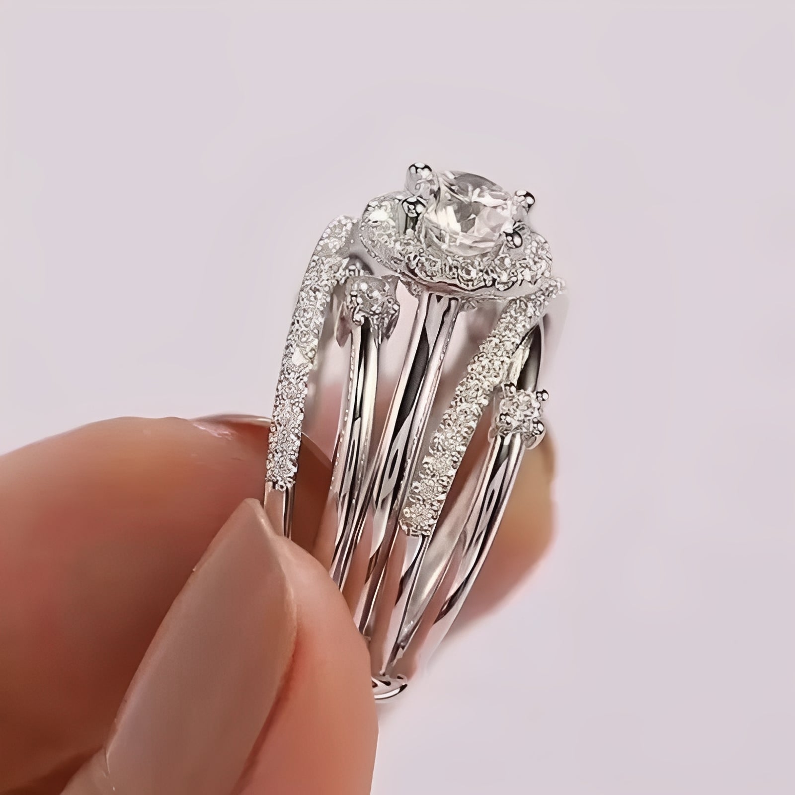 Ivanna – Anillo con zirconias brillantes entrelazadas