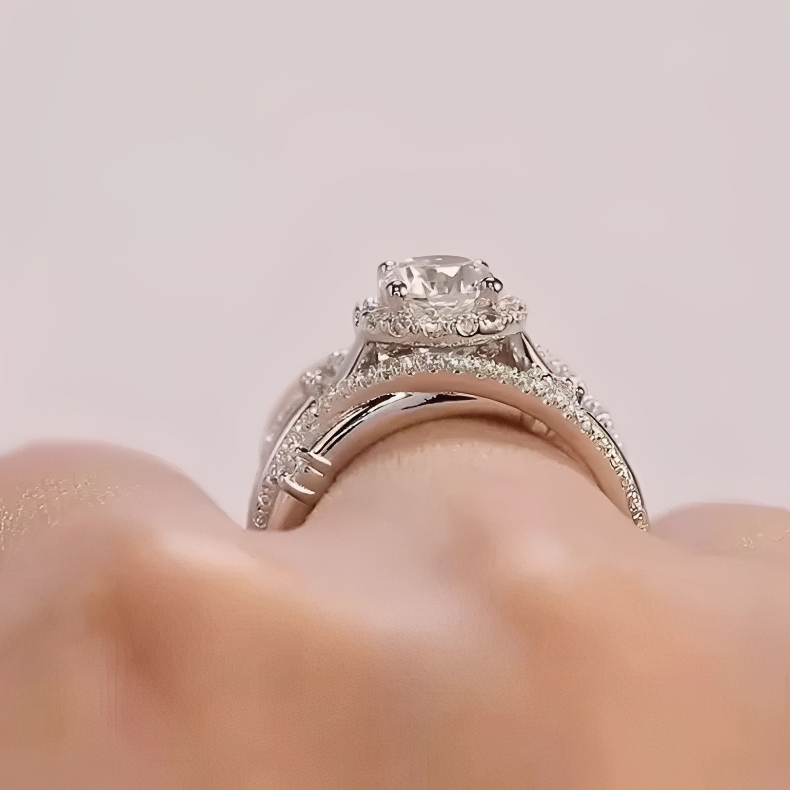 Ivanna – Anillo con zirconias brillantes entrelazadas